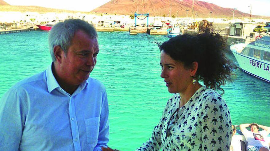 Sebastián Franquis y Ariagona González, durante su visita ayer a Caleta de Sebo en la isla de La Graciosa.
