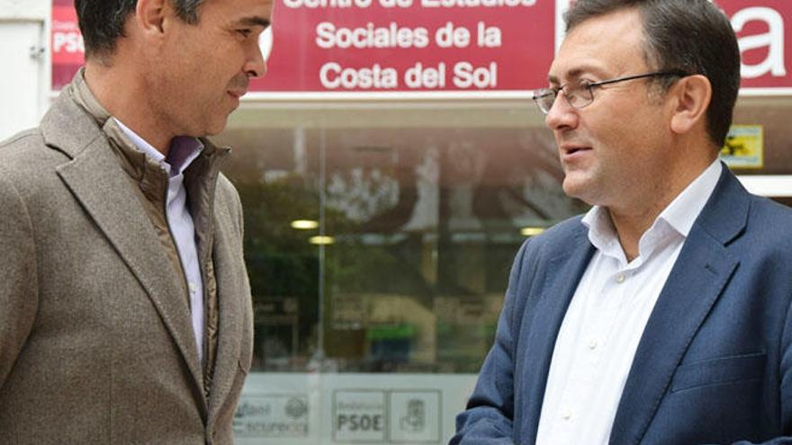 El alcalde de Marbella, José Bernal, y el diputado socialista Miguel Ángel Heredia, ayer.