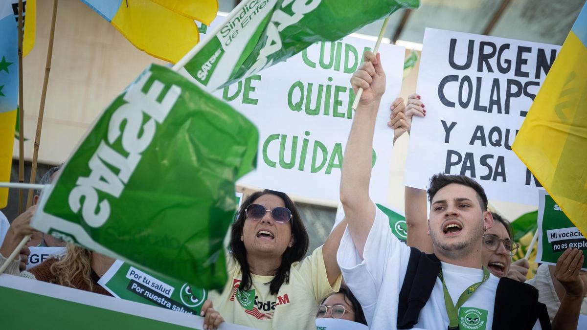 Sanitarios protestan contra la saturación de las urgencias del HUC.