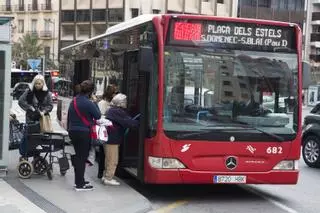 Más ajustes sobre el nuevo contrato del autobús retrasan las mejoras en el servicio