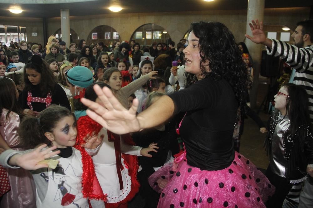 Entroido en Pontevedra 2016 | Disfraces al vuelo en el gran baile de Entroido de Marín