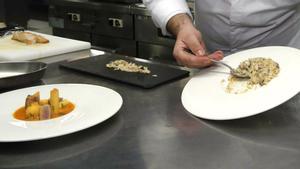 Un cocinero prepara unos platos en un restaurante de Las Palmas de Gran Canaria.