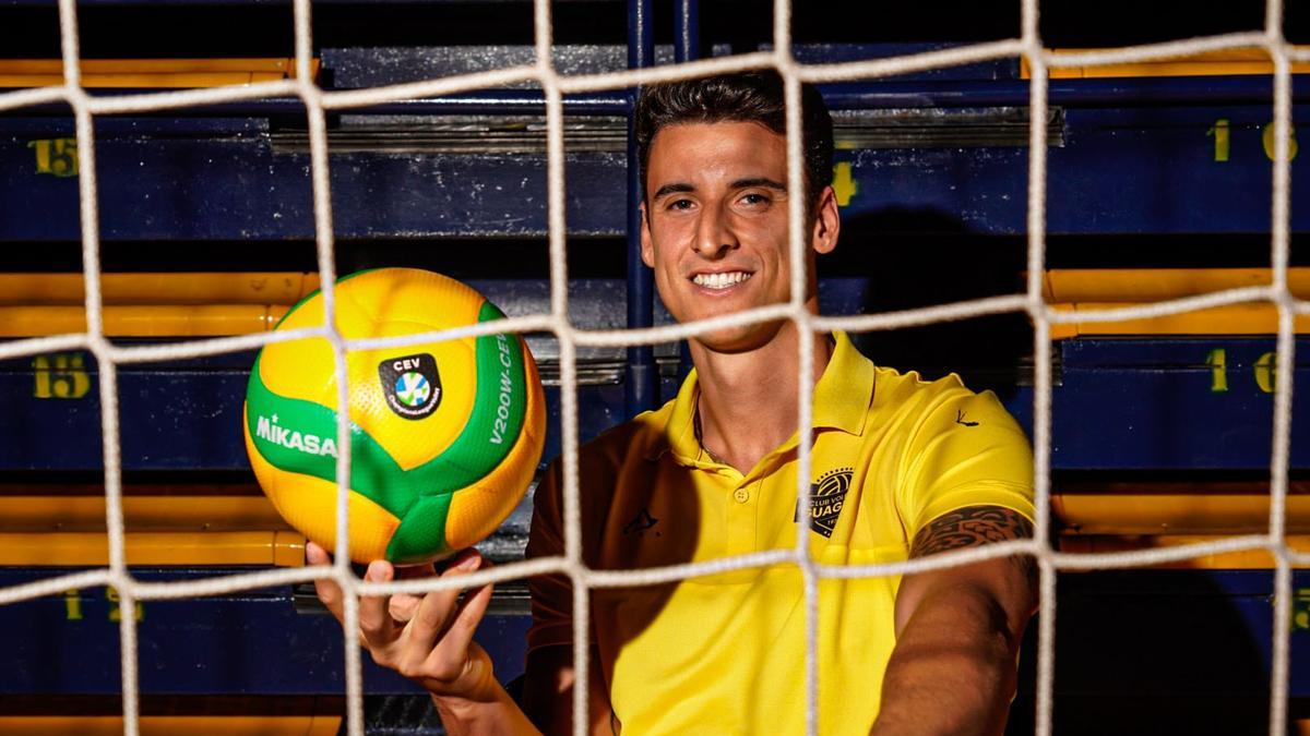 Paolo Zonca posa con un balón de la Champions League en el Centro Insular de Deportes.