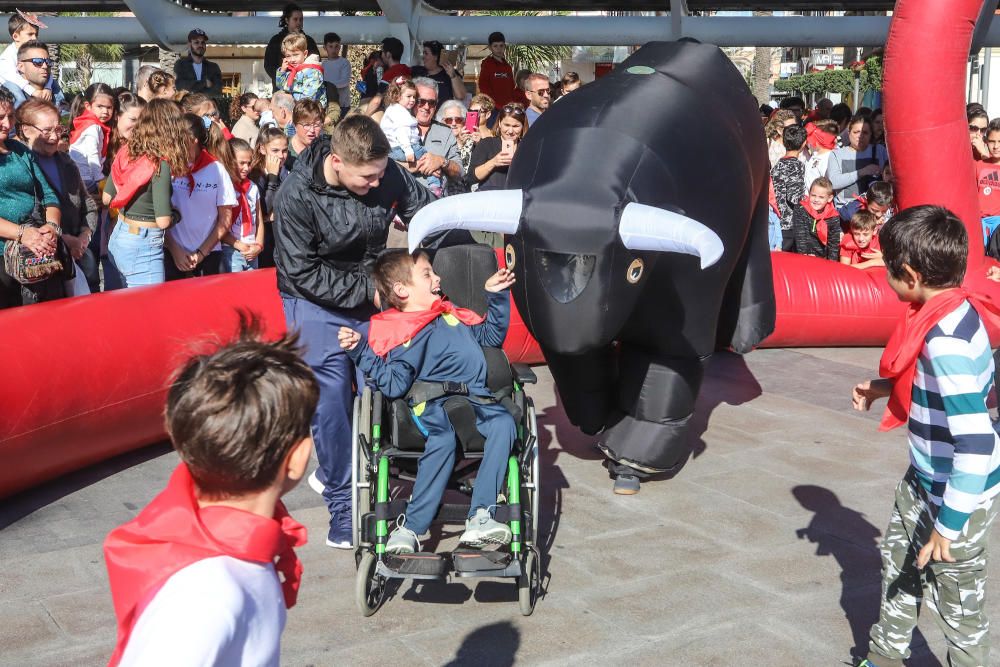 Toros "bravos" y carreras con el San Fermín infantil en de las fiestas patronales de Torrevieja