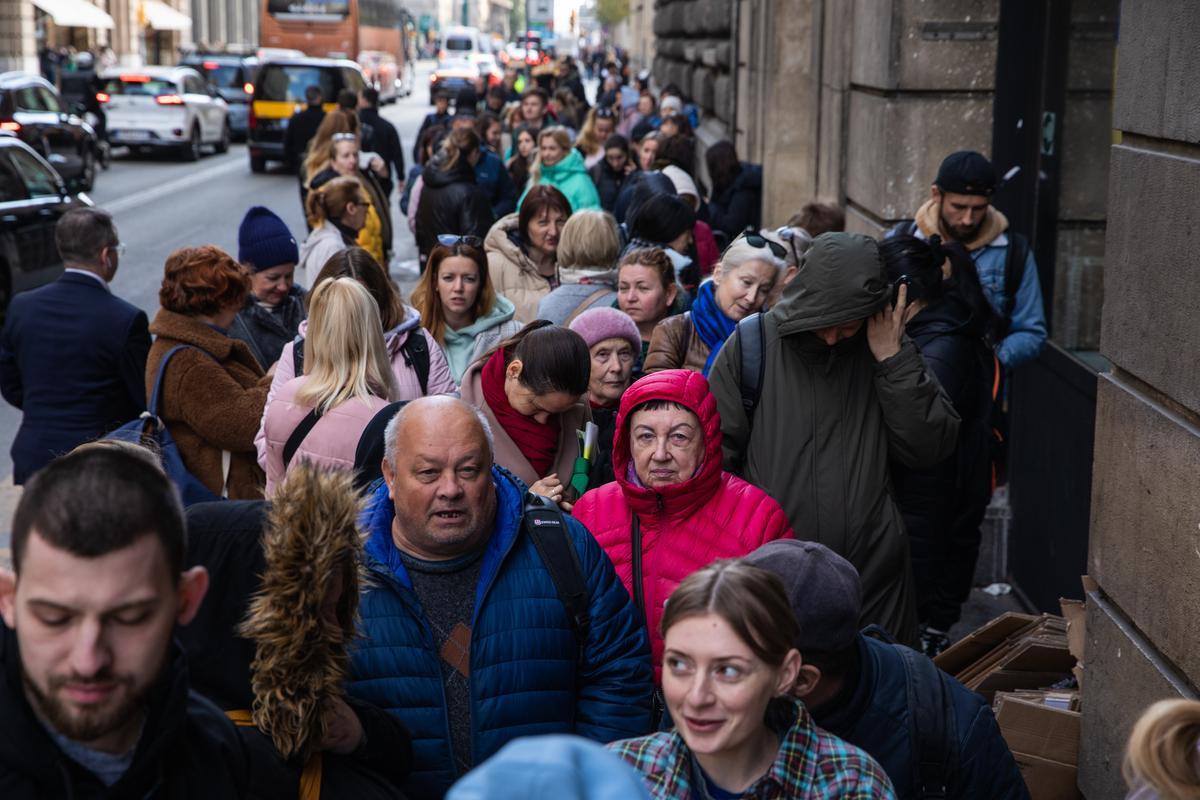 La Asociacion de ucranianos Djerelo que ayudan a los refugiados que están en Barcelona con alimentos, ropa, productos primera necesidad y lo hacen en vía Laietana 33 en el centro