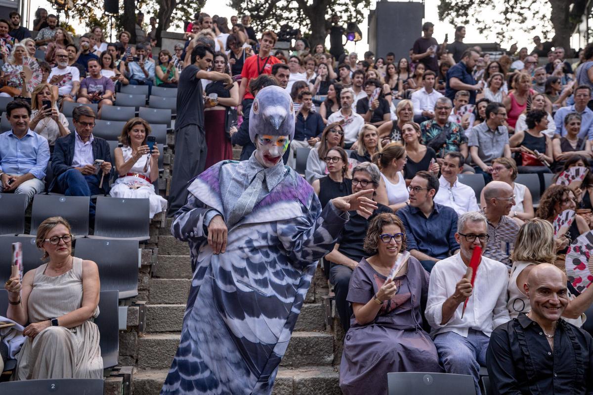Los actores interactuaron con el público al comienzo de 'L'Òpera de tres rals' en el Teatre Grec, producción inaugural que celebra los 50 años del festival y del Teatre Lliure.