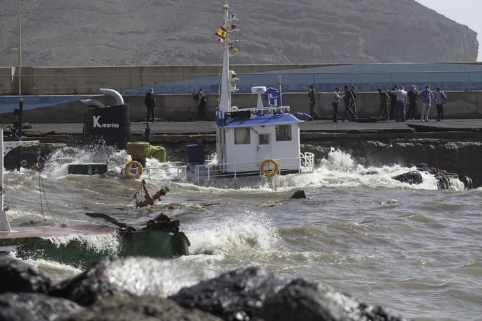 FUERTEVENTURA - Hundimiento y  rotura de amarres de  embarcaciones en el muelle de Gran Tarajal - 01-03-18 - FOTOS: GABRIEL FUSELLI