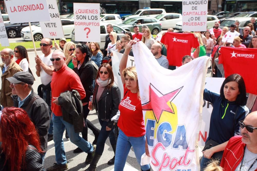 Más de 500 personas protestan por el cierre de Megasport y por el Caso Cursach