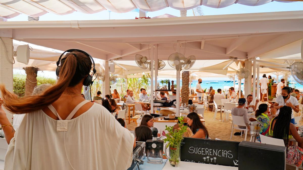 Atmósfera increíble en uno de los mejores restaurantes en Formentera.