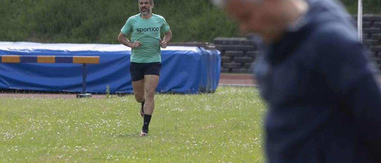 Suárez Laso, al fondo, con su entrenador, Jesús Castaño, en primer término. Miki López