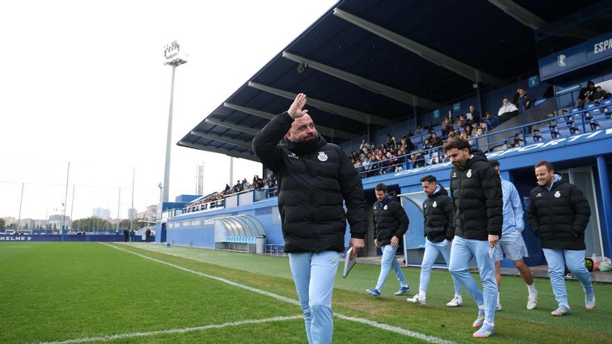Manolo González saluda a la afición durante la jornada de puertas abiertas