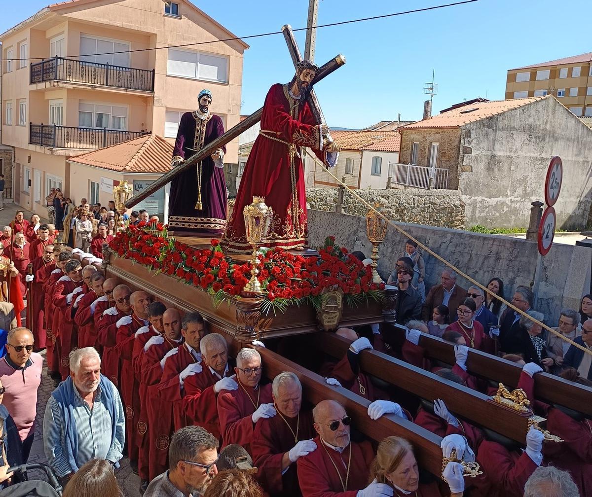Procesión del Santo Encuentro por las calles de Fisterra.