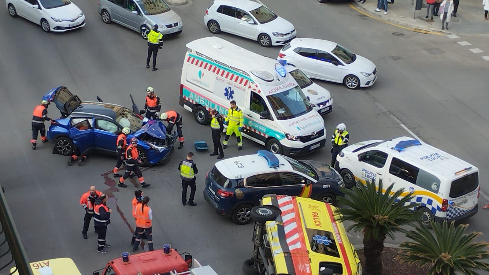 Una ambulancia vuelca en la calle General Riera tras chocar contra un coche
