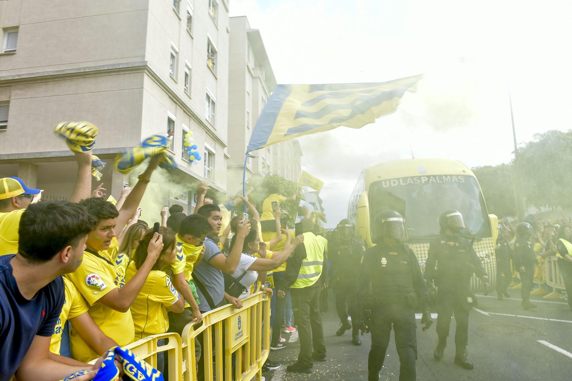 La afición recibe a la guagua de la UD Las Palmas en Fondos de Segura