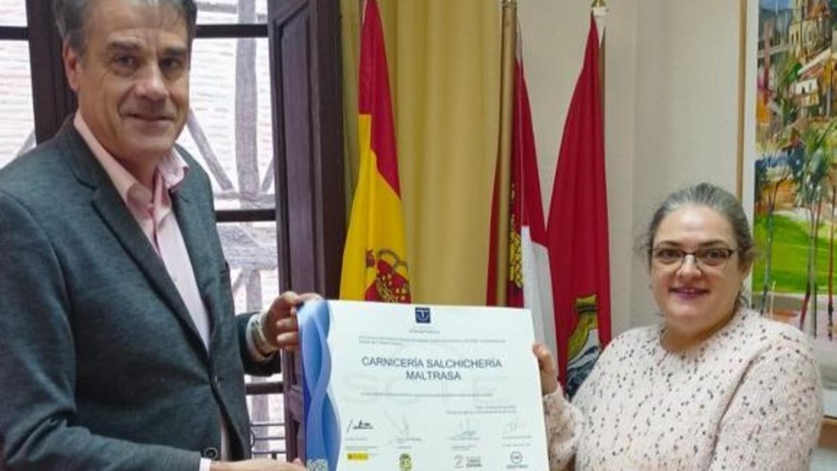 Rafael González entrega el diploma acreditativo a Ana Ortiz de Latierro