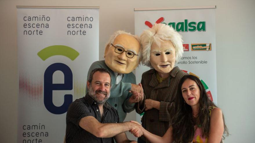 Santiago Cortegoso y Gabriela González, durante la firma. |   // CASTELEIRO