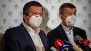 El titular checo de Exteriores, Jan Hamacek, y el primer ministro, Andrej Babis, en rueda de prensa este sábado.