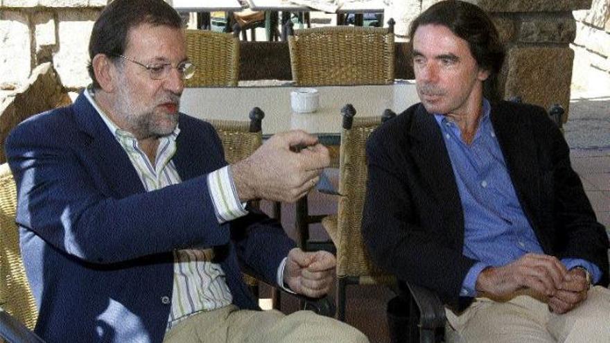 &quot;Vamos a saludarnos efusivamente&quot;. A su llegada al campus FAES en Navacerrada, Aznar y Rajoy se saludaron calurosamente, a sabiendas que sus movimientos eran el foco de atención de los medios de comunicación. De hecho, las cámaras de televisión pudieron captar el comentario que le hizo el líder del PP al presidente de FAES: &quot;Vamos a saludarnos efusivamente&quot;, unas palabras que Aznar acogió entre risas./efe/chema moya