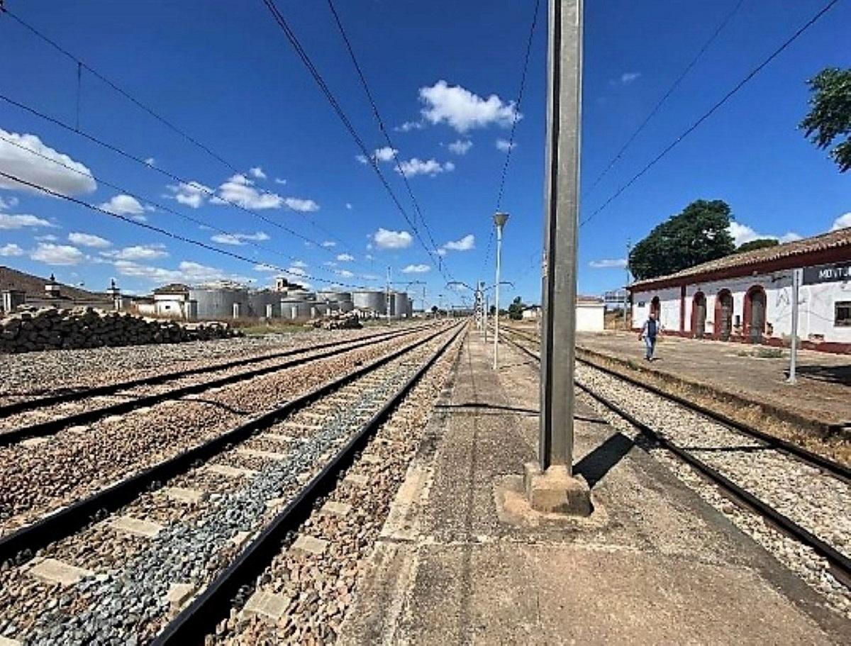 Andén central de la estación de trenes de Montoro.