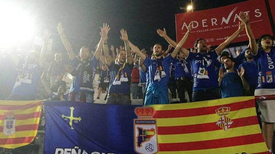 Miembros de la Peña Oviedista Barcelona animando al Oviedo.