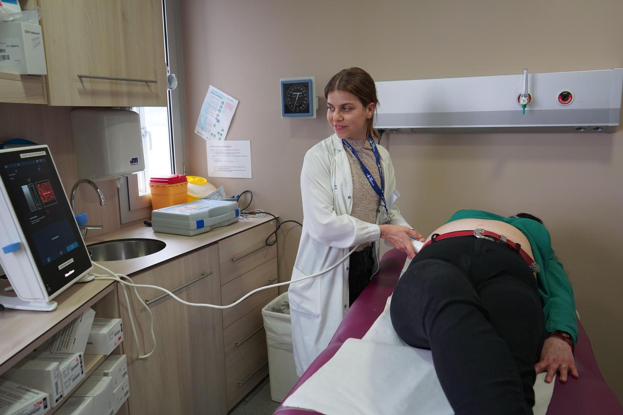 Una enfermera del Vall d'Hebron Institut de Recerca atiende a una paciente con hígado graso metabólico.