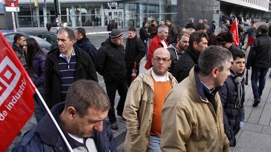 Trabajadores de Vitrasa, manifestándose ante la delegación de la Xunta el día 8.//