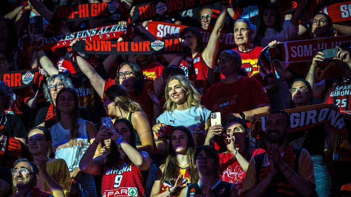 Aficionats gironins donant suport a l’Spar durant el partit