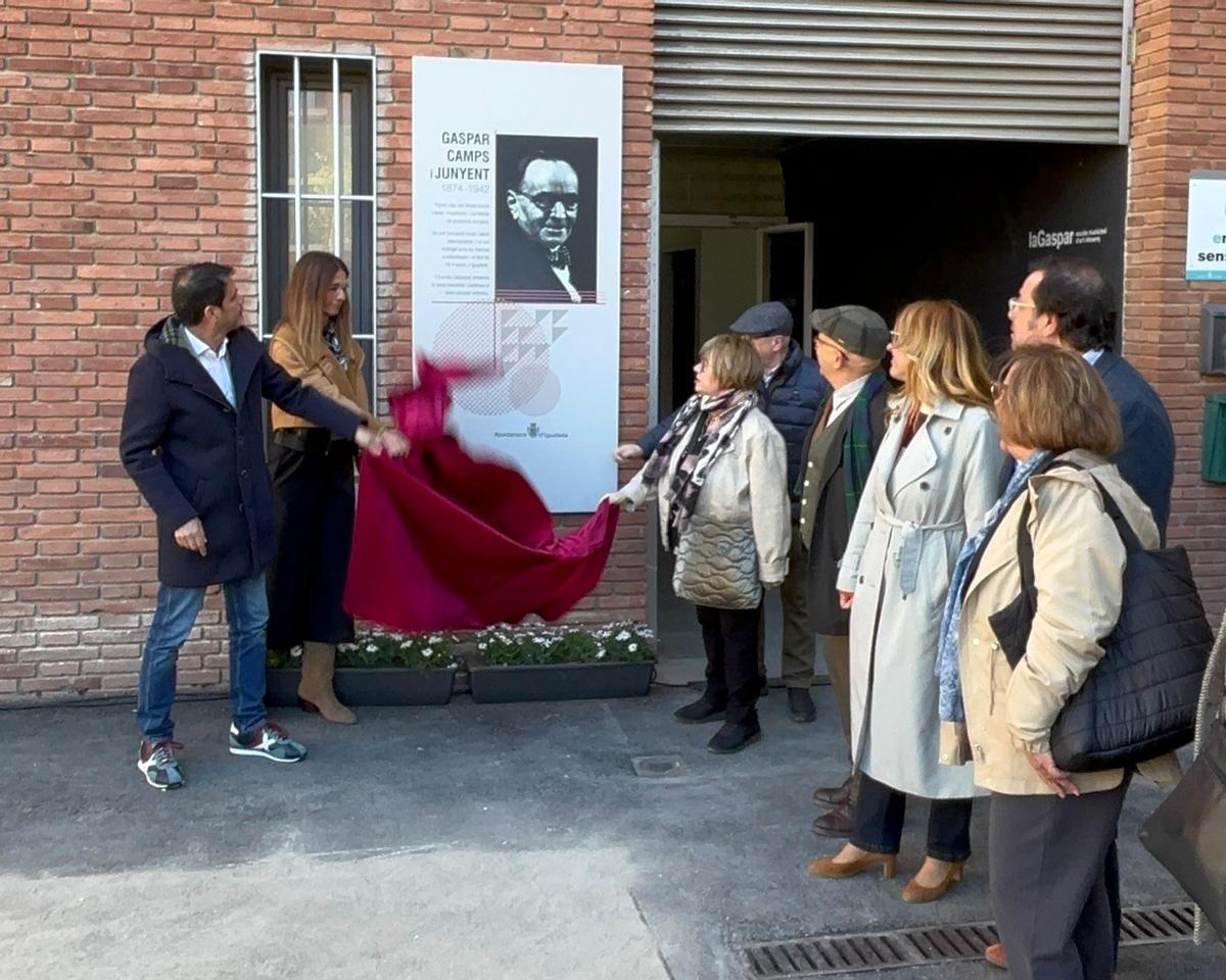 Moment del descobriment de la placa en homenatge a Gaspar Camps, aquest divendres a l’Escola d’Art i Disseny d’Igualada
