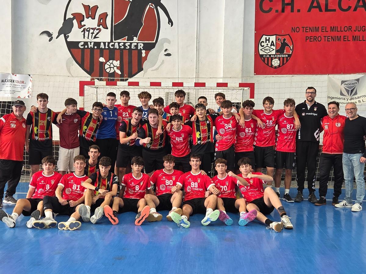 Gedeón Guardiola, con la plantilla del equipo Juvenil.