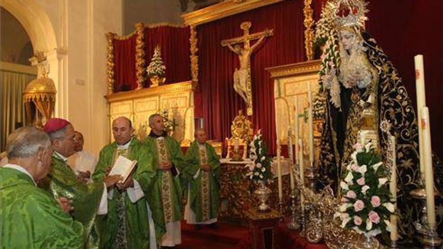 El obispo bendice la Virgen de la Quinta Angustia