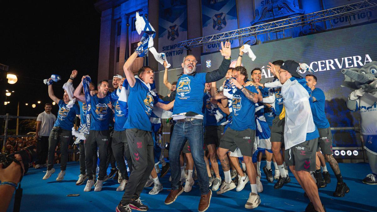 Tenerife de Fiesta: La Marea Blanquiazul Celebra el Ascenso a Segunda División