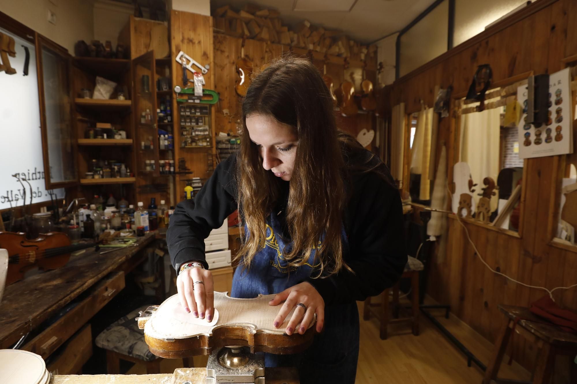 Andrea del Valle, la joven luthier ovetense que continúa con la saga familiar: &quot;Nací en el taller y quiero seguir aquí&quot;.