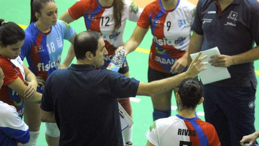 Jorge Barrero da órdenes a sus jugadoras en el pabellón del Barrio de las Flores.