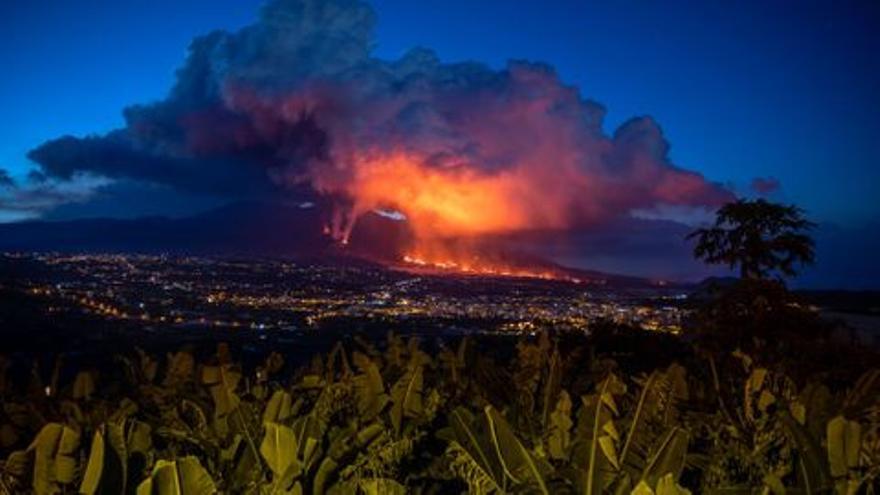 Una colada del volcán de La Palma se ensancha hacia la montaña de La Laguna