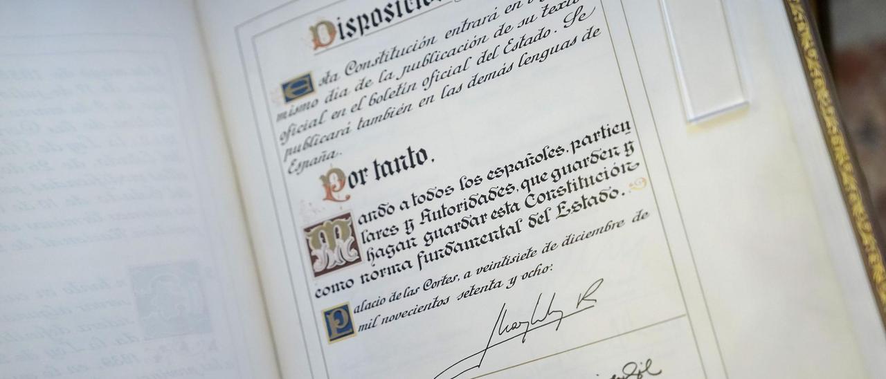 Detalle de la Constitución Española, expuesta en el Congreso de los Diputados.