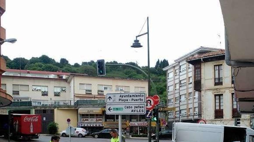 Los operarios, trabajando ayer en la nueva ubicación del semáforo.