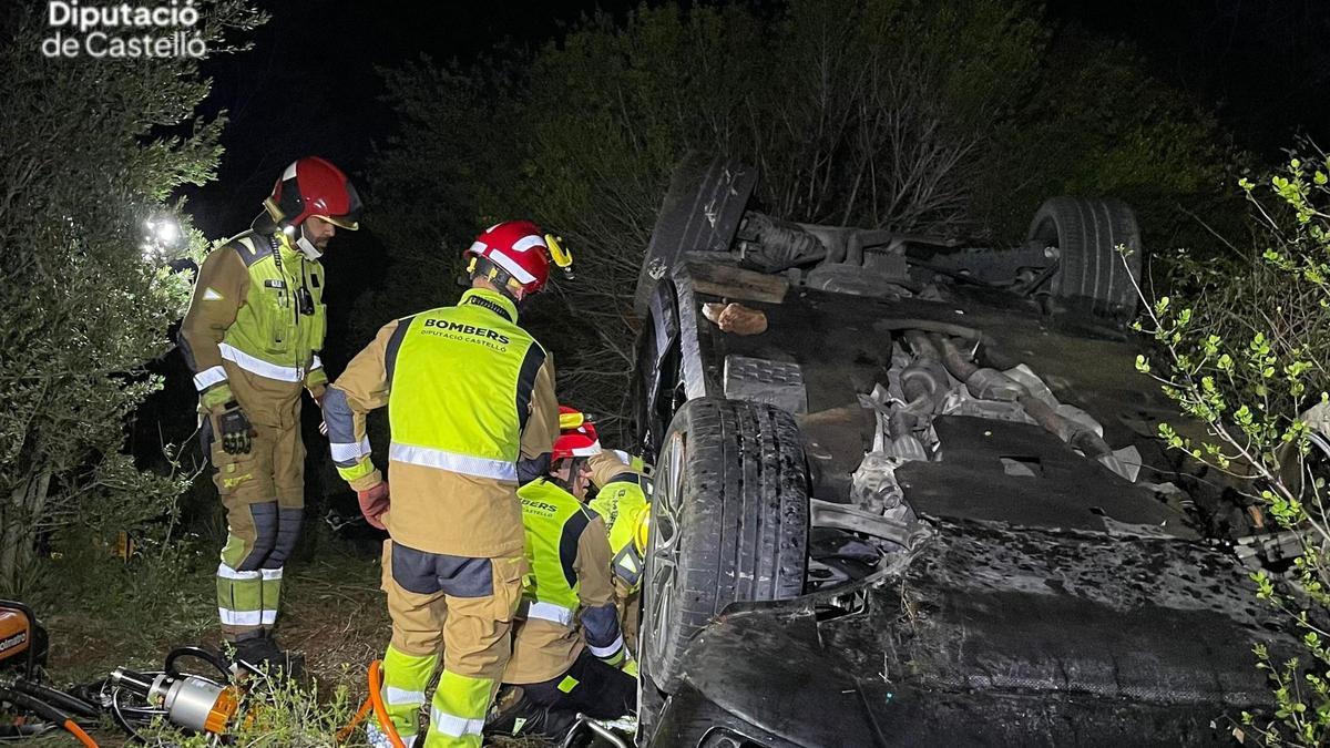 Los bomberos trabajan en el accidente de tráfico en Vilafamés