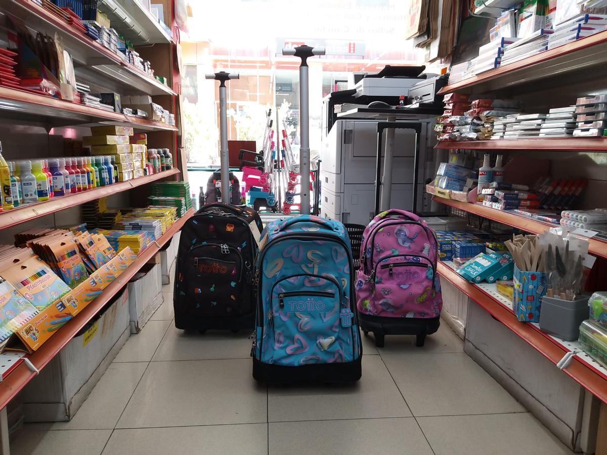 Mochilas con ruedas en la tienda Carlin de Zamora