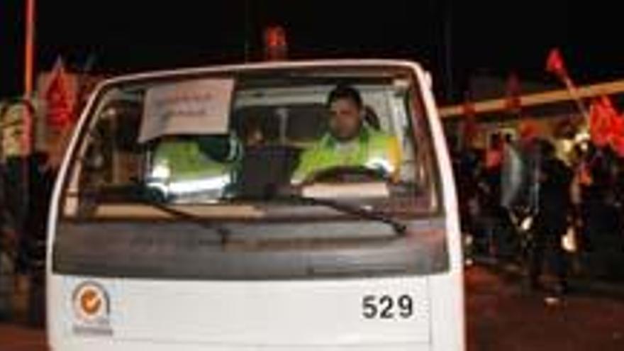 Un camión de INUSA sale a cumplir los servicios mínimos durante la jornada de huelga general