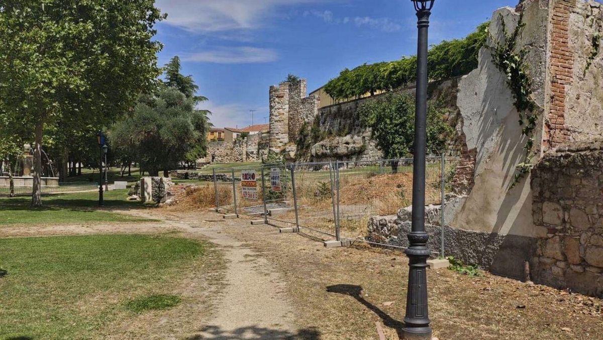 Inicio del derribo para liberar un paño de la Muralla