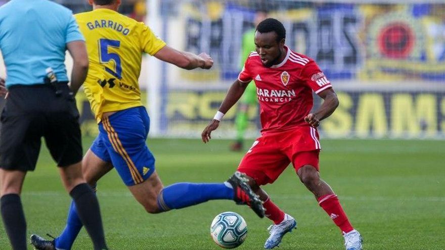 James Igbekeme, en una acción del partido ante el Cádiz.