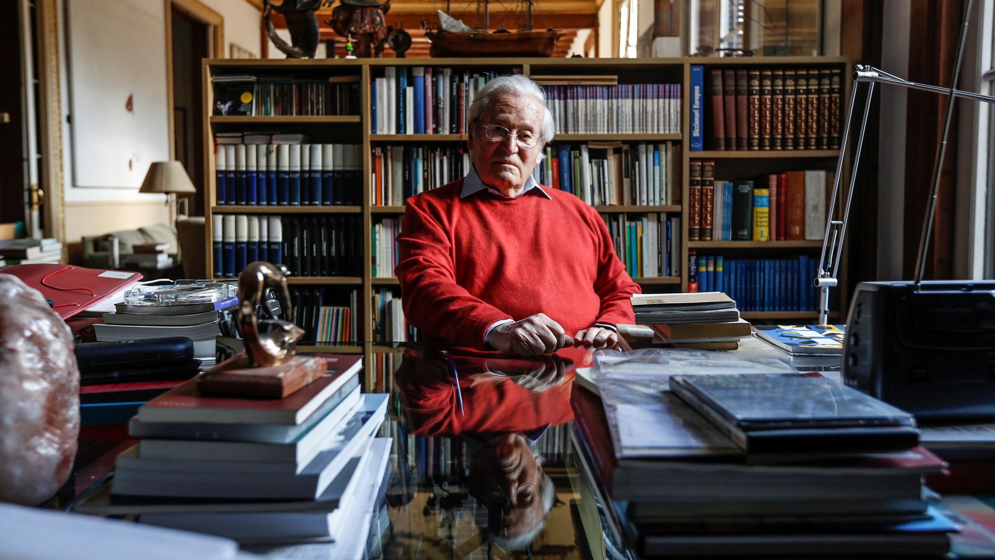 El arquitecto Oriol Bohigas en su casa de la Plaça Reial, con motivo del premio Català de l'Any en el 2016.