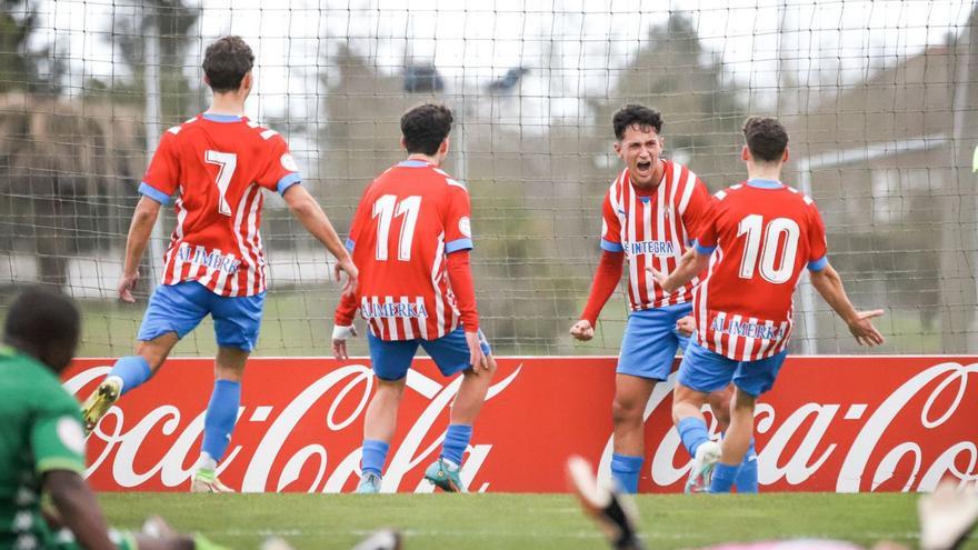 Samu Montes, en el centro, celebra el segundo gol del Sporting juvenil al Dépor ante sus compañeros. | RSG