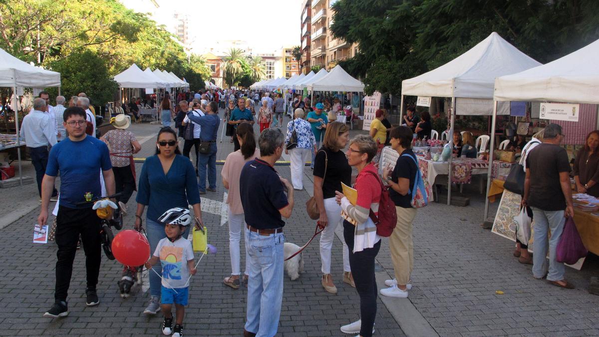 Un gran número de vecinos de toda la comarca se ha acercado a la Feria de Asociaciones de Dénia