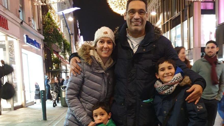 Alfonso Blanco, en Dublín, con sus hijos y su esposa, la viguesa Amaya García, mánager del laboratorio de Systems Biology Ireland. // A.B.