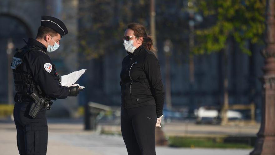 Un policia de França comprova el permís de desplaçament d&#039;una dona