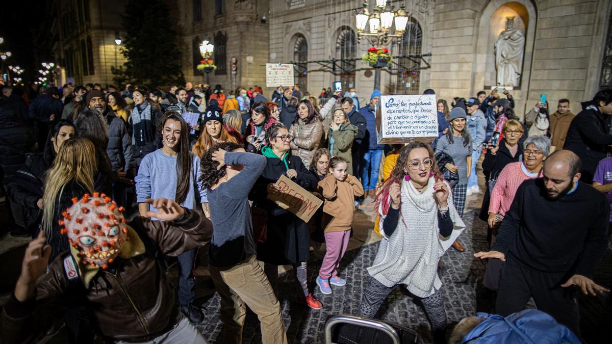 Manifestantes negacionistas bailan en Plaça Sant Jaume