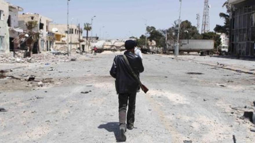 Un rebelde camina por las calles de Misrata.