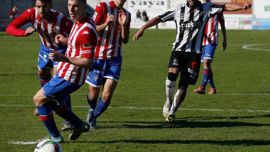 Los rojiblancos Alberto, Julio y Mateo observan el disparo de Kieko en el último encuentro liguero.