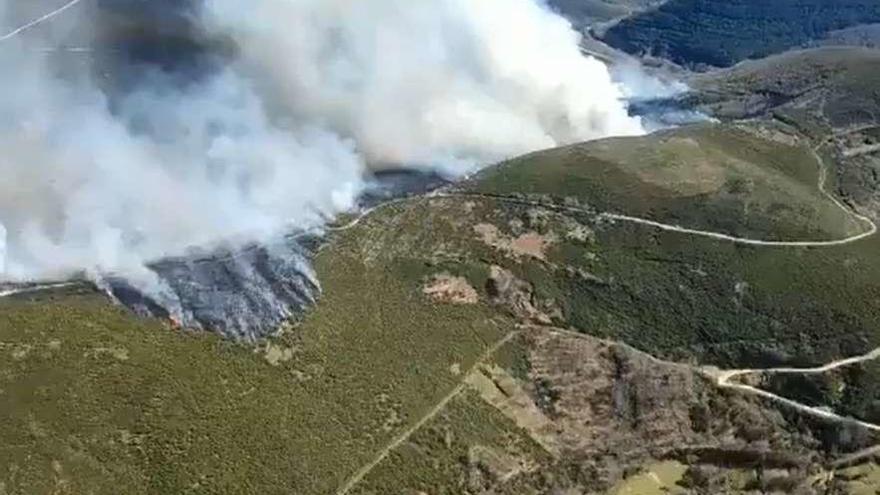 Así evolucionaba, en el inicio, el incendio de ayer en Laza. // Brif Tabuyo